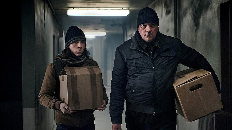 Jaschek (Charly Hübner) und sein Sohn Juri (Tristan Göbel) beziehen in "Hausen" ihr unheimliches neues Zuhause