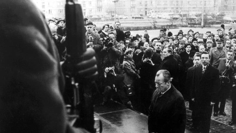 Am 7. Dezember 1970 fiel der damalige Bundeskanzler Brandt am Denkmal für die Helden des jüdischen Ghettos in Warschau auf die Knie, um der Millionen Opfer der Hitler-Diktatur zu gedenken.