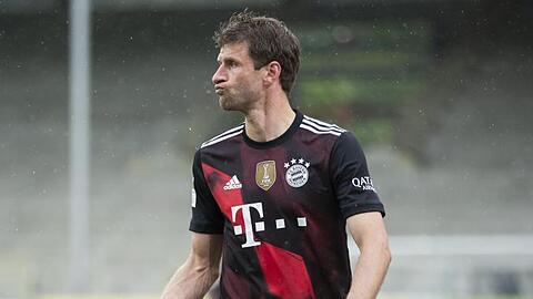 Thomas Müller gestikuliert.
