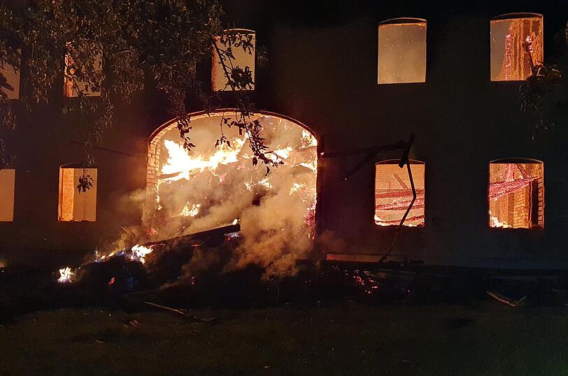 Das Feuer zerstörte die  Scheune eines Dreiseithofs in  Oberrammelsberg in der Gemeinde Wurmsham.