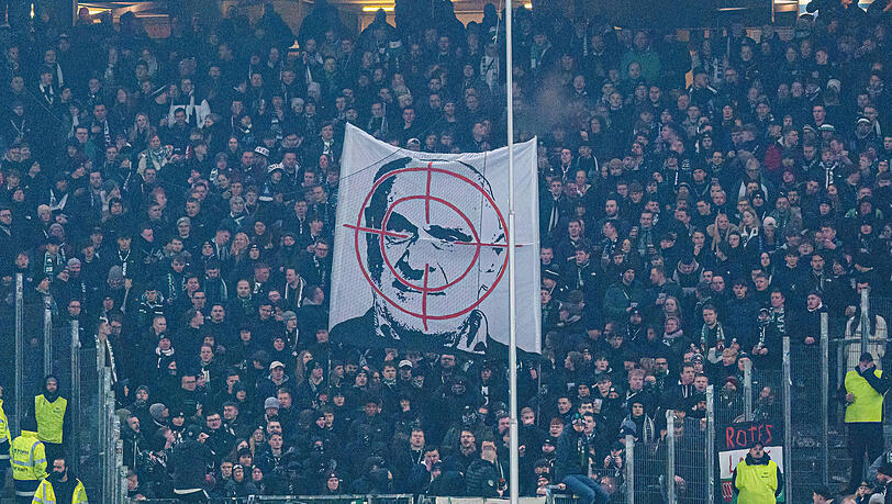 Beim Spiel zwischen Hannover und Hamburg wurde ein Banner mit dem Konterfei von 96-Geschäftsführer Martin Kind im Fadenkreuz gezeigt, das beinahe zu einem Spielabbruch geführt hätte. Beim Spiel zwischen Hannover und Hamburg wurde ein Banner mit dem Konterfei von 96-Geschäftsführer Martin Kind im Fadenkreuz gezeigt, das beinahe zu einem Spielabbruch geführt hätte.