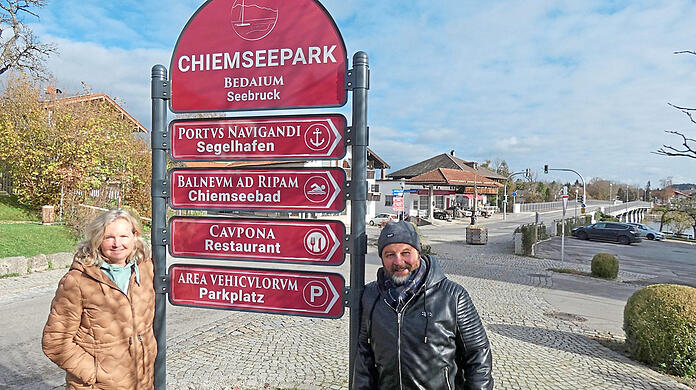Die Leiterin der Tourismusinfo Christiane Lindlacher und der Leiter des Römermuseums Matthias Ziereis vor einem der Schilder.