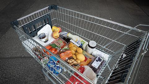 Beim Einkaufen merken Verbraucherinnen und Verbraucher die Teuerung. (Symbolbild)