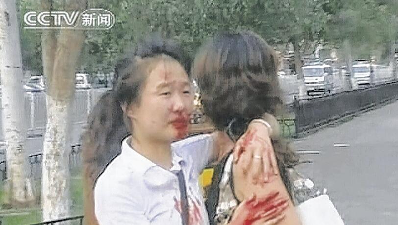 Blutend und weinend halten sie sich in den Armen: Zwei Frauen während der Ausschreitungen in der Uiguren-Hauptstadt Urumqi. Foto: Reuters Blutend und weinend halten sie sich in den Armen: Zwei Frauen während der Ausschreitungen in der Uiguren-Hauptstadt Urumqi. Foto: Reuters