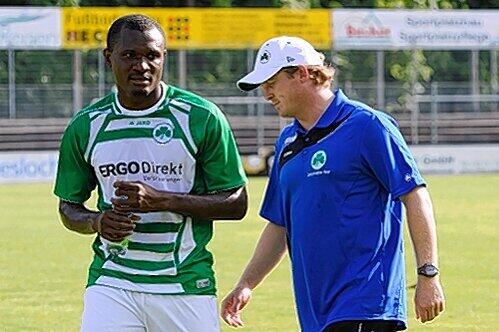 Fürths Trainer Mike Büskens hat sich mächtig über Kingsley Onuegbu geärgert, weil der nicht pünktlich war.