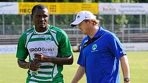 Fürths Trainer Mike Büskens hat sich mächtig über Kingsley Onuegbu geärgert, weil der nicht pünktlich war. Fürths Trainer Mike Büskens hat sich mächtig über Kingsley Onuegbu geärgert, weil der nicht pünktlich war.