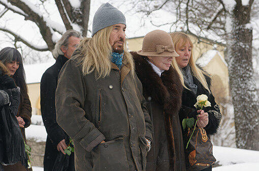 Selbst Entertainer Abi Ofarim erscheint in aller Herrgottsfrüh auf dem Nordfriedhof zur Trauerfeier.