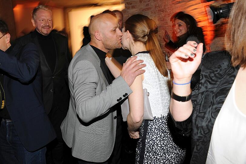 Nora von Waldstätten bekommt einen Schmatzer von Jürgen Vogel bei der BOSS-Party und Vernissage "A PERSONAL TOUCH - young photo journalists at the red carpet" im Rahmen der Berlinale im BOSS Store Berlin am Mittwoch.
