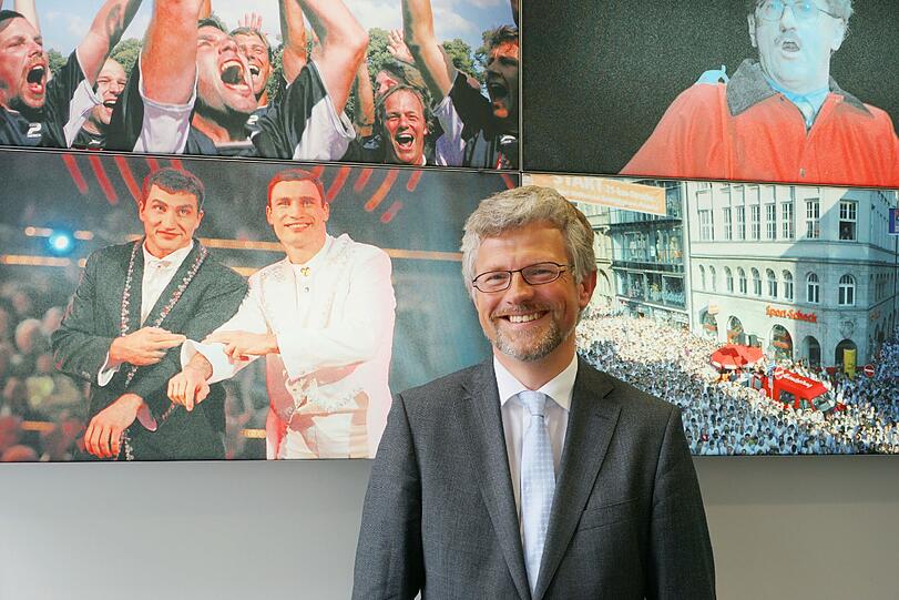 Der ukrainische Botschafter Andrij Melnyk zu Gast in der Redaktion der Abendzeitung. Begeistert war der 40-Jährige von der Aufnahme links im Hintergrund. Sie zeigt die Box-Brüder Wladimir und Vitali Klitschko bei einem früheren Auftritt in der Gala &bdquo;Stars in der Manege&ldquo;.