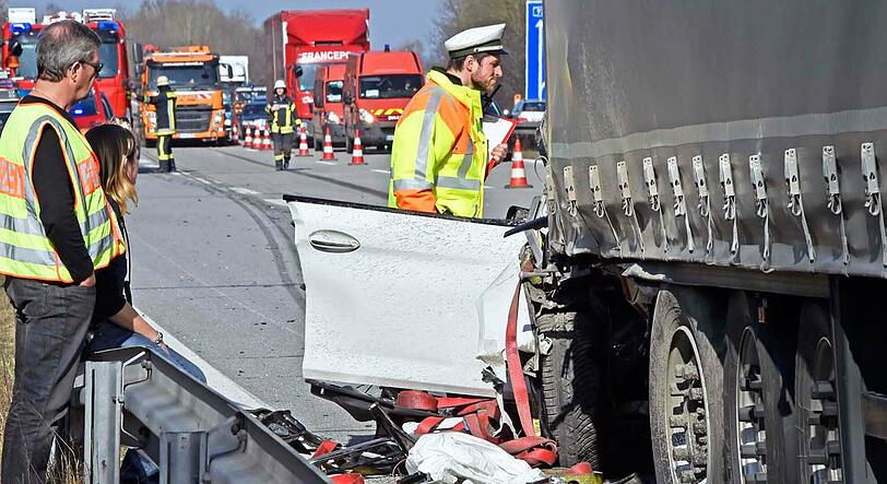 Der Werkstestwagen verkeilte sich unter dem Lkw. Für den Fahrer kam jede Hilfe zu spät.
