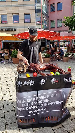 Krasse Aktion: Mit einer gegrillten Hundeattrappe löste PETA Deutschland in Jena Entsetzen bei den Betrachtern aus.