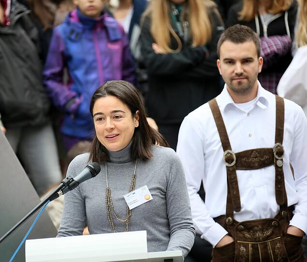 Sprachen Grußworte: Die spanische Comenius-Betreuerin  Begona Castillo  und der Vertreter des Kultusministeriums Alexander Adler