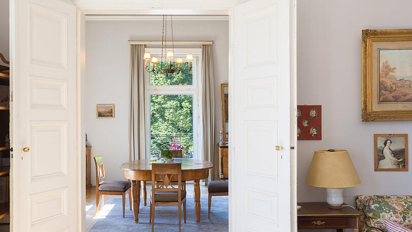 Altehrwürdig, gediegen &ndash; und fast zu schön, um wahr zu sein: Mit diesen Fotos der Villa will das Immobilienbüro Duken von Wangenheim kaufkräftigen Kunden das denkmalgeschützte Anwesen mit Seeblick schmackhaft machen.