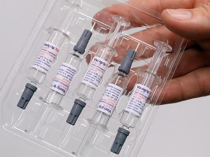 Im Gesundheitsamt hält eine Schwester die noch verpackten Spritzen für Grippeschutzimpfungen in der Hand. Foto: Bernd Wüstneck