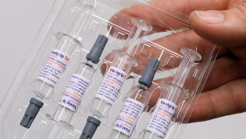 Im Gesundheitsamt hält eine Schwester die noch verpackten Spritzen für Grippeschutzimpfungen in der Hand. Foto: Bernd Wüstneck Im Gesundheitsamt hält eine Schwester die noch verpackten Spritzen für Grippeschutzimpfungen in der Hand. Foto: Bernd Wüstneck