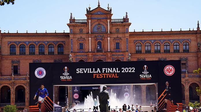 Auf der Plaza de España in Sevilla ist eine Fanzone eingerichtet worden.