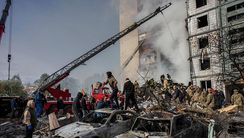 Nach dem russischen Angriff beseitigen Rettungskräfte die Trümmer eines Wohnhauses in Uman.