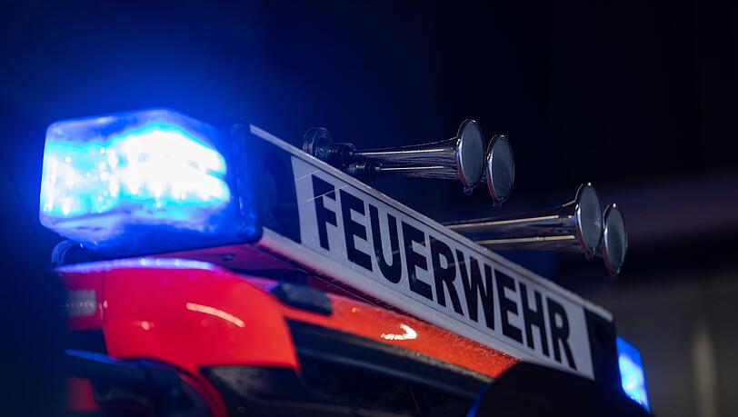 Die Feuerwehrkräfte löschten das Feuer. (Symbolbild)