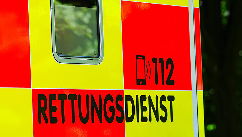 Der gestürzte Mann ist schwer verletzt. Laut Polizei und Ärzten muss er mit bleibenden Schäden rechnen. Lebensgefahr besteht offenbar nicht. Der gestürzte Mann ist schwer verletzt. Laut Polizei und Ärzten muss er mit bleibenden Schäden rechnen. Lebensgefahr besteht offenbar nicht.