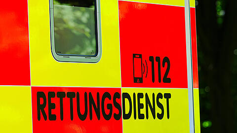 Der gest&uuml;rzte Mann ist schwer verletzt. Laut Polizei und &Auml;rzten muss er mit bleibenden Sch&auml;den rechnen. Lebensgefahr besteht offenbar nicht.