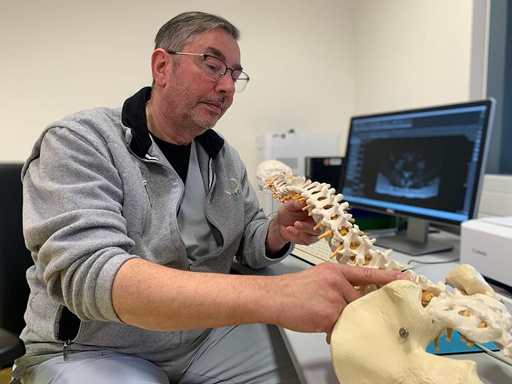 Neurochirurg Torsten Eichenauer vom Medizinischen Versorgungszentrum in Nienburg implantiert Patienten und Patientinnen einen Neurostimulator gegen R&uuml;ckenschmerzen, wenn keine andere Therapie angeschlagen hat.