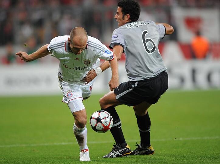 Arjen Robben (l) wird durch Fabio Grosso von Juventus Turin gebremst.