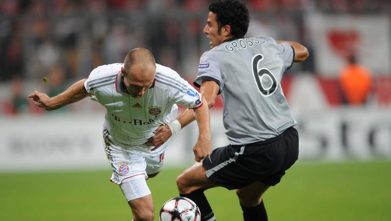 Arjen Robben (l) wird durch Fabio Grosso von Juventus Turin gebremst. Arjen Robben (l) wird durch Fabio Grosso von Juventus Turin gebremst.