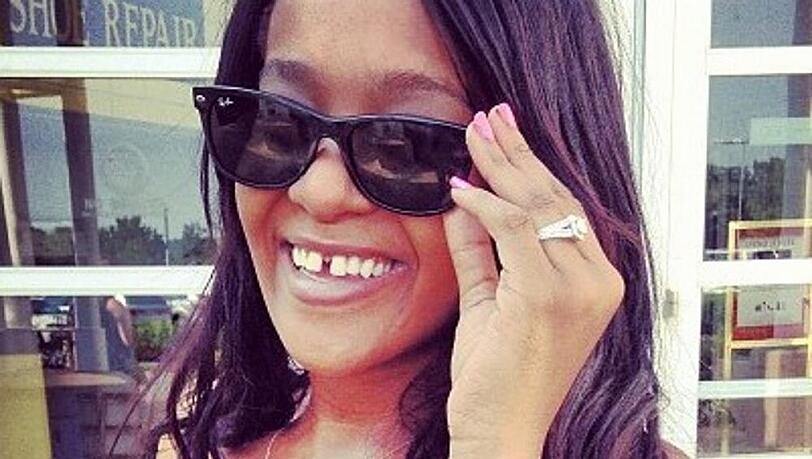 Bobbi Kristina strahlt mit ihrem Verlobungsring um die Wette