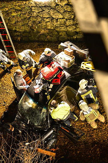 Schrecklicher Unfall bei Waging am See: Ein Auto fällt von einer Brücke. Die beiden Insassen werden schwer verletzt. Die Bilder von der Bergung...