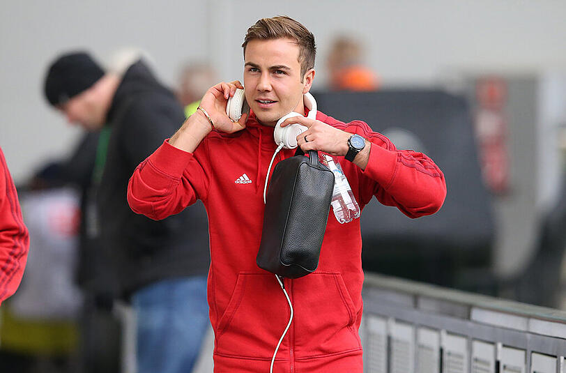 Mario Götze in trainingsjacke und mit Kopfhörern. Im Trikot hat man den WM-Held schon länger nicht mehr gesehen.