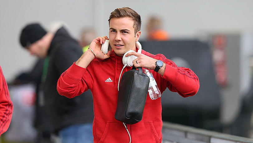 Mario Götze in trainingsjacke und mit Kopfhörern. Im Trikot hat man den WM-Held schon länger nicht mehr gesehen. Mario Götze in trainingsjacke und mit Kopfhörern. Im Trikot hat man den WM-Held schon länger nicht mehr gesehen.