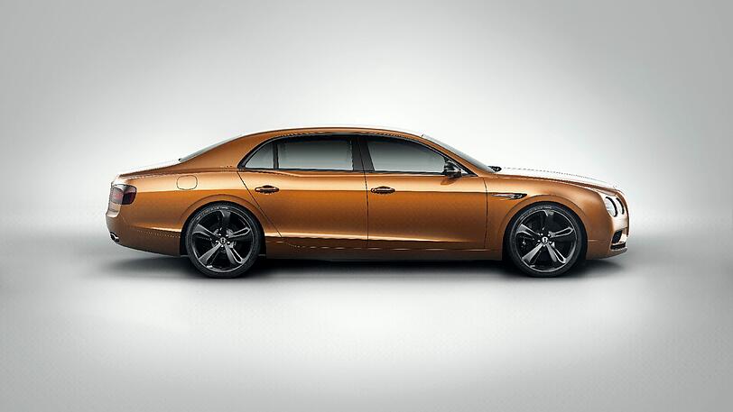 Langestreckt und geräumig: Bentley versteht den neuen Flying Spur W12 S sowohl als agiles Fahrerauto, als auch als gediegene Chauffeurs-Limousine.