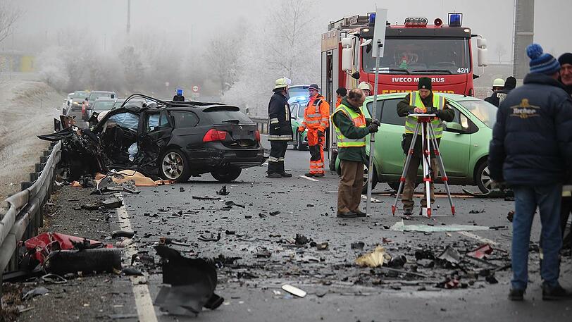 Am Donnerstagmorgen stießen zwei Autos auf einer Bundesstraße frontal zusammen. Beide Fahrer starben noch am Unfallort. Die Bilder des Unfalls.
