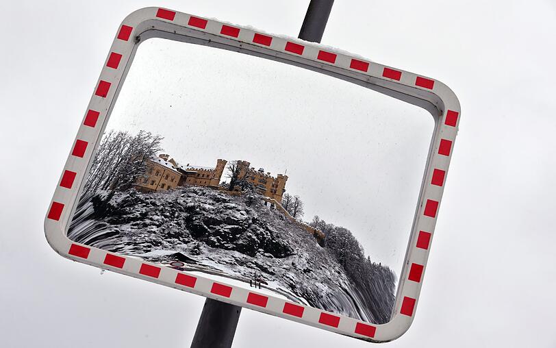 Schloss Hohenschwangau am Dienstag ganz in Weiß.