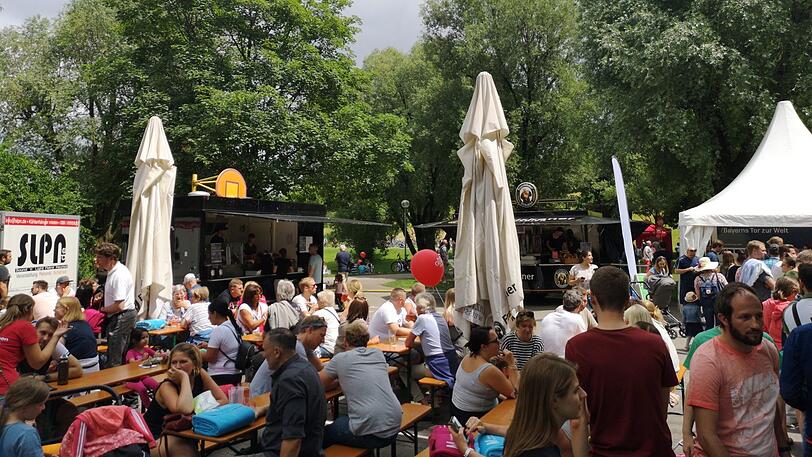 Die Besucher konnten ihre Brotzeit entweder selbst mitbringen, oder an einem der vielen Stände vor Ort kaufen.