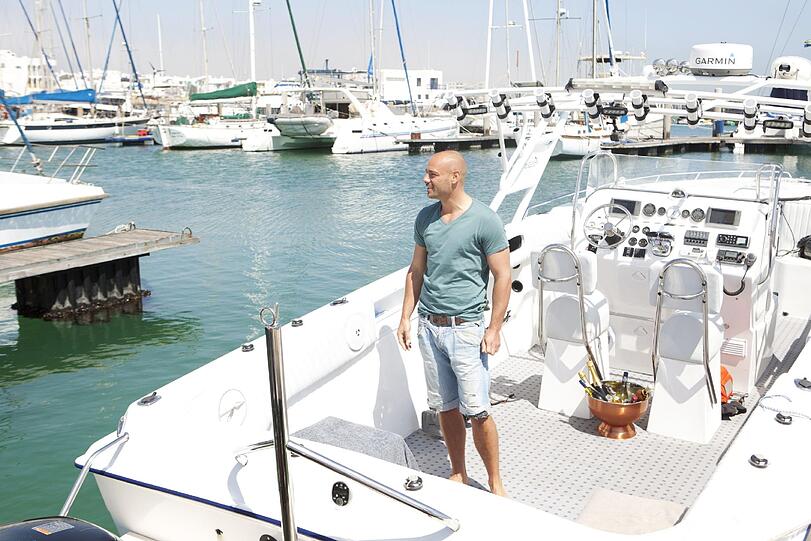 Bachelor Christian wartet auf seine auserwählten Ladies für das 'Strandloper-Date'.