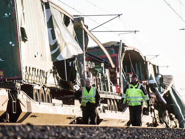 Beschädigter Güterzug nahe der Brücke über den Großen Belt bei Nyborg. Die dänische Polizei berichtet, dass mehrere Menschen hier bei einem Zugunglück getötet wurden.