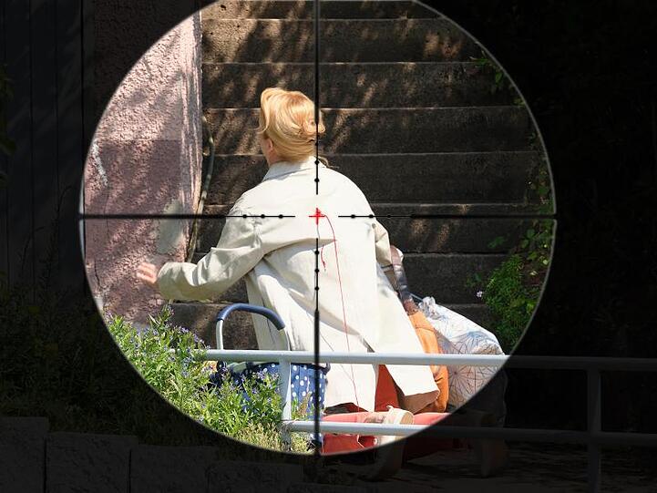 Im Fadenkreuz: Als Elisabeth Vogel nichtsahnend nach Hause kommt, wird sie ohne Vorwarnung erschossen.