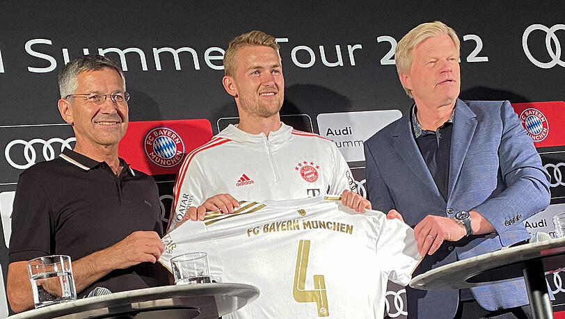 Medientermin in Washington: Vorstandschef Oliver Kahn (r.) und Präsident Herbert Hainer (l.) präsentieren den neuen Abwehrstar Matthijs de Ligt.