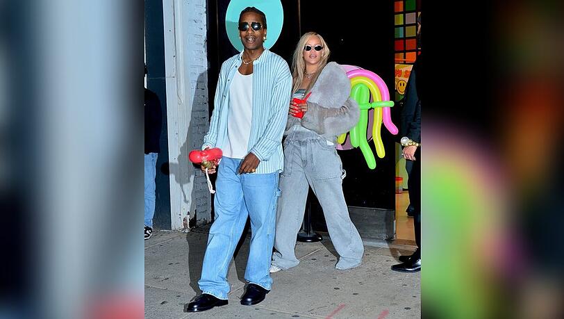 Er im lässigen Jeanslook, sie in grauer Kombi mit Flauchjacke: A$AP Rocky und Rihanna feierten in New York den Geburtstag ihres ältesten Sohnes.