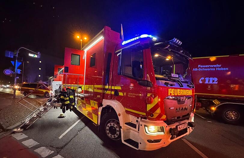 Zur genauen Brandursache ermittelt die Polizei. Der Sachschaden wird auf mehrere hunderttausend Euro geschätzt.