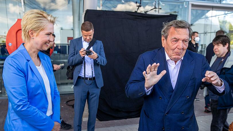 Der Landtagsausschuss zur Klimastiftung MV beharrt darauf, dass der frühere Bundeskanzler Gerhard Schröder (SPD) persönlich vor dem Gremium aussagt. (Archivbild)