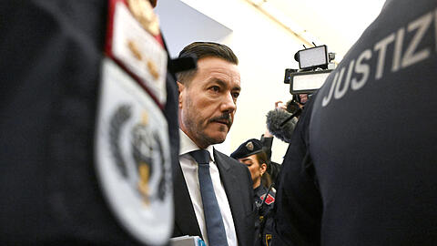 Der Angeklagte René Benko verlässt nach der Urteilsverkündung am zweiten Verhandlungstag das Landesgericht. Der Ex-Milliardär ist wegen Schädigung seiner Gläubiger zu zwei Jahren Haft verurteilt worden.