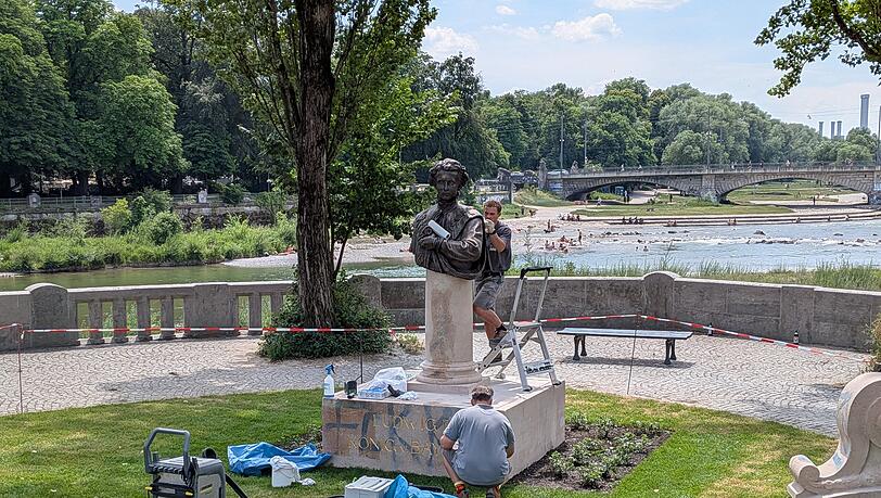 Die Schmierereien am "Kini"-Denkmal werden entfernt. Die Schmierereien am "Kini"-Denkmal werden entfernt.