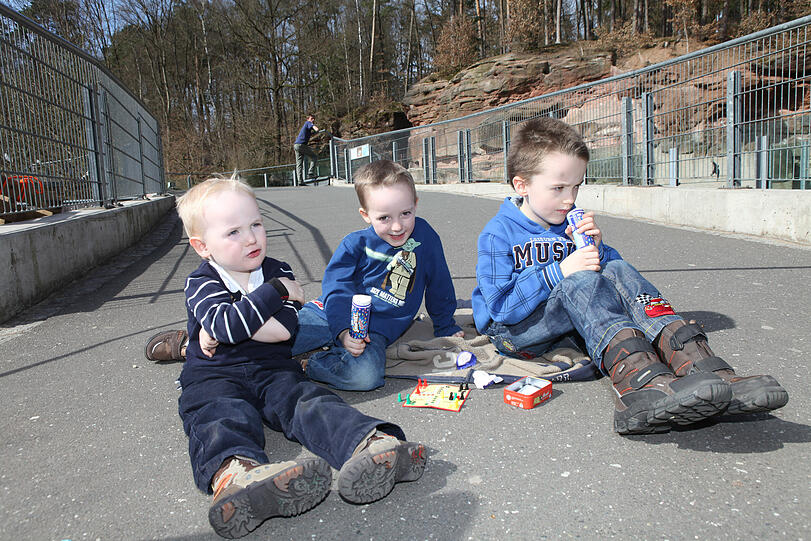 Die Brüder Eric (2), Nick (5) und Marc (7) warten schon ewig auf die Bärchen. Mit Mensch ärgere dich nicht und Eis versucht die Mutter, die Zeit zu überbrücken.
