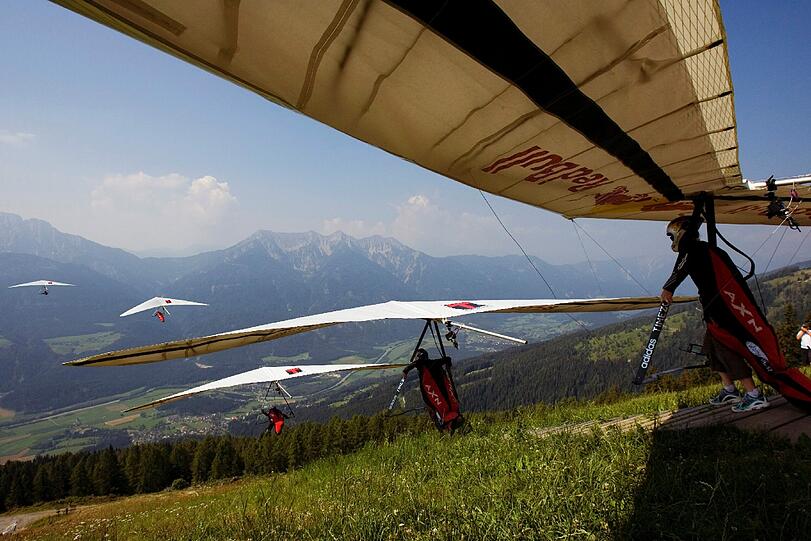 Drachenflug-Expertin Corinna Schwiegershausen kurz vor dem Abflug &ndash; gleich packt der Wind das Fluggerät und sie schwebt los.