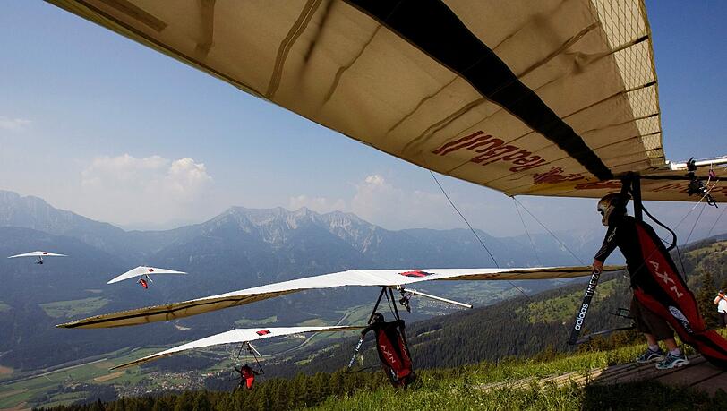 Drachenflug-Expertin Corinna Schwiegershausen kurz vor dem Abflug &ndash; gleich packt der Wind das Fluggerät und sie schwebt los.