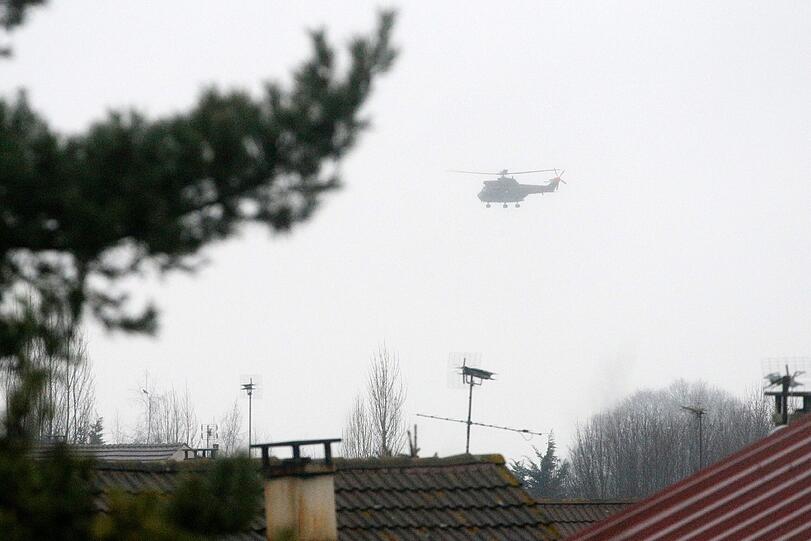 Frankreich jagt die Paris-Attentäter: Cherif (32) und Said Kouachi (34) haben sich mit einer Geisel in einem Industriegebäude verschanzt. Die Bilder vom Einsatz.