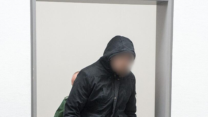 Am ersten Prozesstag erschien der Angeklagte in einem schwarzen Anorak. Aussage machte er keine. Am ersten Prozesstag erschien der Angeklagte in einem schwarzen Anorak. Aussage machte er keine.