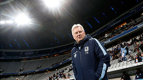 Ein Erfolgserlebnis, das sich auch auf die Liga auswirken könnte: Löwen-Trainer Benno Möhlmann hofft auf ein Weiterkommen gegen Bochum im Pokal.
